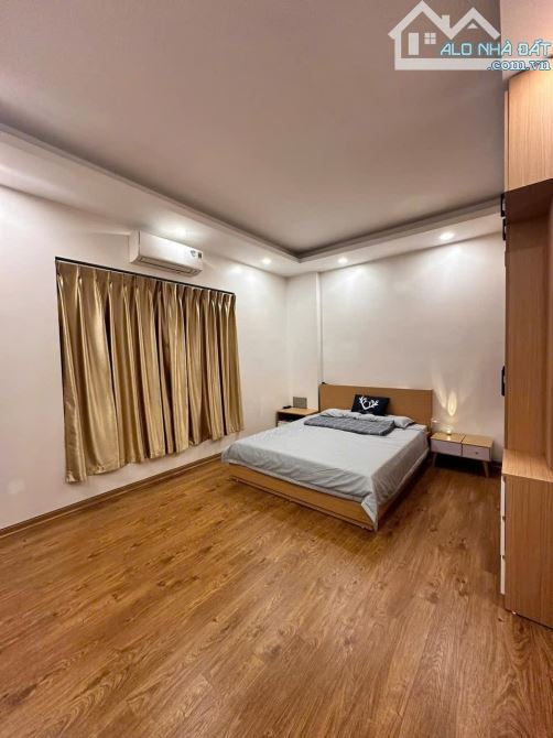 Cho thuê nhà nguyên căn tại ngõ 209 Đội Cấn, Ba Đình, 35m, 4 ngủ, full nội thất