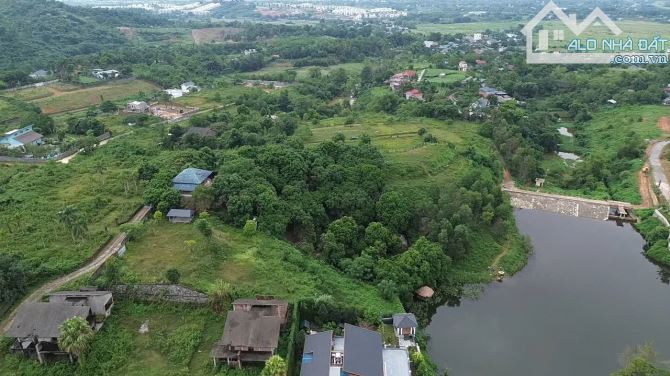 CẦN BÁN LÔ ĐẤT SÁT HỒ, VIEW HỒ 1111M2 ( 200ont) giá cực tốt! Hàng xóm toàn biệt thự sang - 1