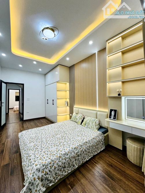 Bán nhà phố Nguyên Hồng-Dt46m2x4T-2 mặt thoáng-Full nội thất-Mặt ngõ-30m ra ô tô-Giá 9.1tỷ - 2