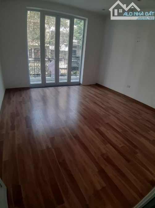 Cho thuê nhà ngõ 20 phố Nghĩa Đô. Dt 70m2 x 4 tầng mặt tiền 5m, đường rộng 8m - 3