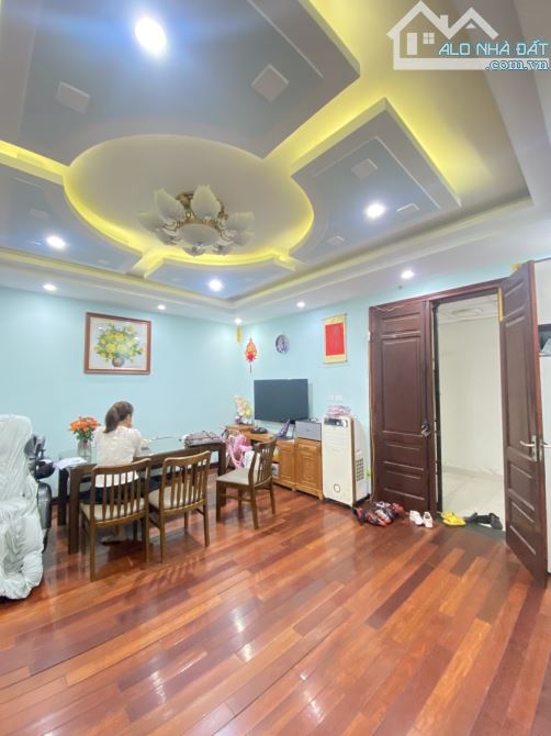 Bán nhà Nguyễn Khánh Toàn - 70m2, kinh doanh sầm uất, ô tô vào nhà - 3