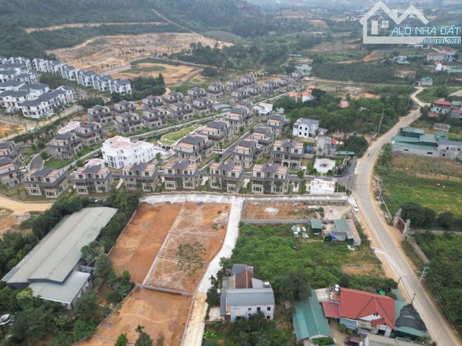 LÔ GÓC GẦN 500M2 ĐỐI DIỆN CỔNG SAU XANH VILLAS ĐẸP GIÁ TỐT - 3