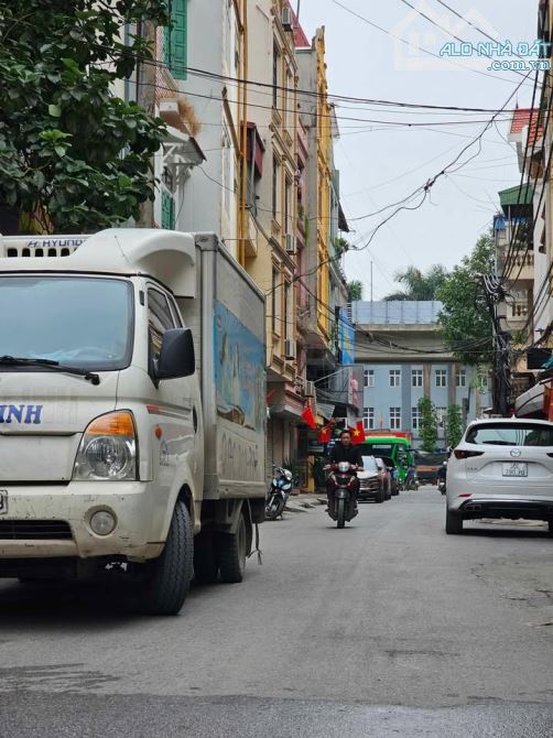 Trung tâm Ngọc Thụy, ngõ rộng, ôtô đỗ cổng, full nội thất –30m², 5 tầng, 6.8m - Chào 6.2tỷ