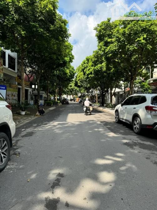 Bán biệt thự 5 tầng thang máy phố Trần Kim Xuyến 203m2, mặt tiền 15m, 99 Tỷ