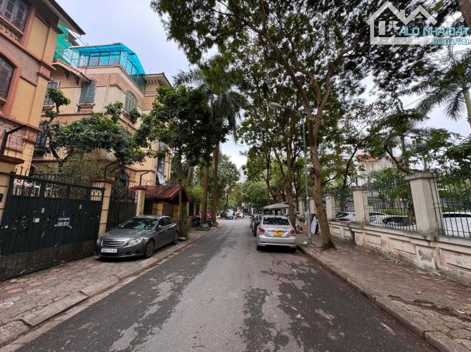 Bán biệt thự 4 tầng lô góc đường Trung Yên 10, diện tích 207m2, mặt tiền 27m, 98 tỷ
