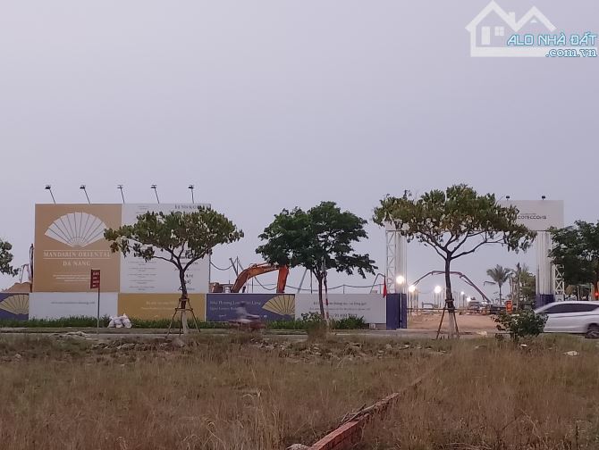 Gần 1000m2, 3 lô liền kề MT36m đất biển Võ Nguyên Giáp đối diện RESORT CROW, giá TL.