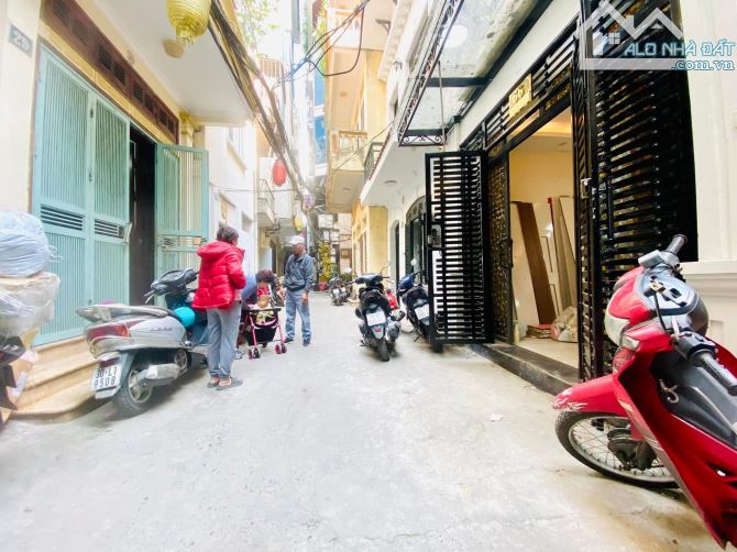 Bán nhà đường Tây Sơn Ô Tô vào nhà Lô góc 40m2 4 Tầng 4M Mặt tiền Trung tâm Đống Đa 10.5 T