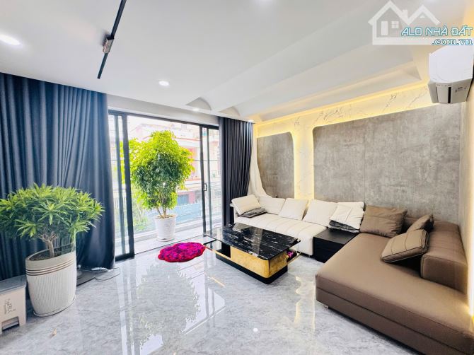 Bán nhà 5 tầng có thang máy đường phạm ngọc thạch DT75m ngang 5.15 giá 18 tỷ