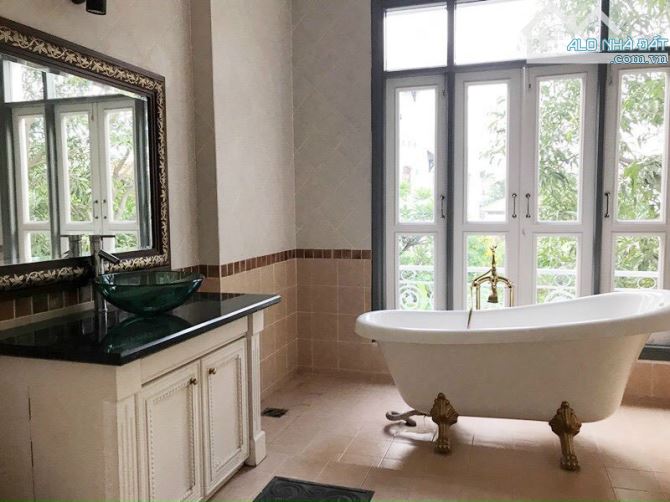 Bán Villa hồ bơi khu compound Nguyễn Văn Hưởng Thảo Điền Q2,800m2,125tr/m2