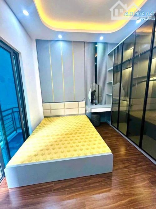 Bán Nhà Cầu Giấy- Ô TÔ đỗ cửa - 40m2 - 8 tỷ. - 2