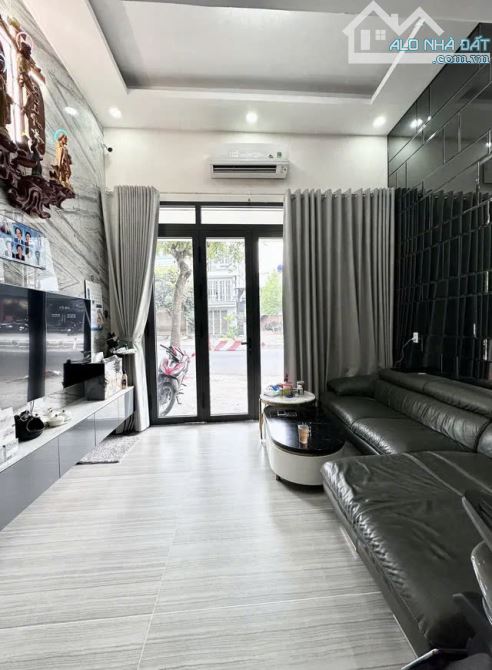 MẶT TIỀN KINH DOANH 5 TẦNG NGUYỄN SƠN - KHU VIP KHÔNG VƯỚN CON LƯƠN - GIÁ NHỈNH 8 Tỷ - 5