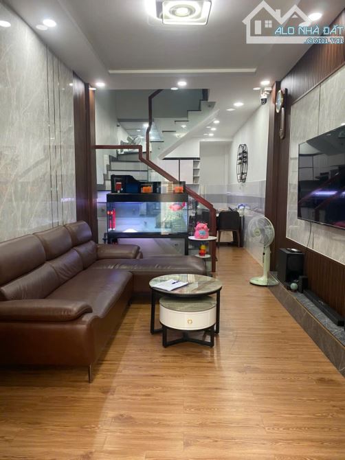 Bán nhà đẹp Tân Phú, 40m2, hẻm xe hơi, tặng full nội thất, 5.9 tỷ