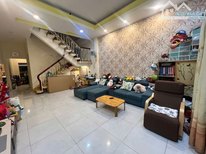 Bán nhà 2 mặt hẻm, 80m², ngang 4,4m, 2 tầng, 2 sân, Lạc Long Quân, Tân Bình. Giá: 8.85 tỷ.