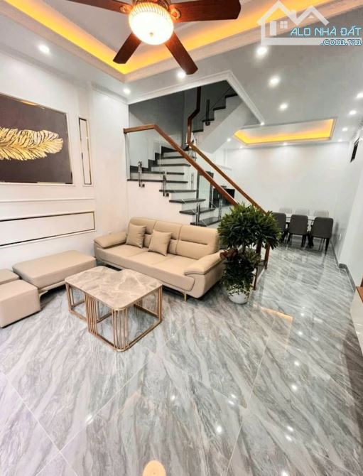 Bán nhà Lô Góc Hàng Kênh, Hàng Kênh, Lê Chân. 40m², 4 tầng, chỉ 2,89 tỷ. Ô tô đỗ gần nhà.