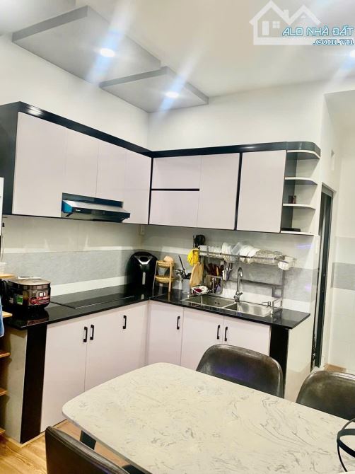 Bán nhà đẹp Tân Phú, 40m2, hẻm xe hơi, tặng full nội thất, 5.9 tỷ - 2