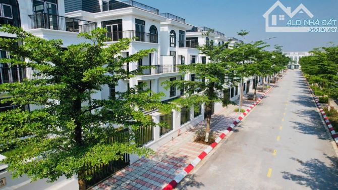 Bán Biệt Thự Trung Tâm Huyện Mê Linh chỉ Giá 70,55tr/m2 Diện tích 319m2 - 2