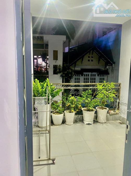 Bán nhà đẹp Tân Phú, 40m2, hẻm xe hơi, tặng full nội thất, 5.9 tỷ - 4