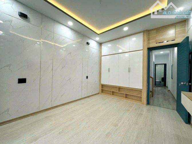 SÁT Q1- LÊ VĂN DUYỆT-DT:52M2 ĐẤT-3TẦNG-5PN.VIP.LÚ : 6 TỶ XÍU - 4