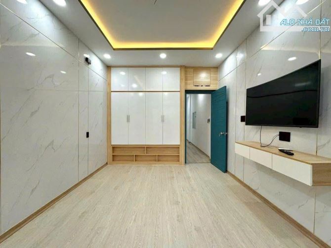 SÁT Q1- LÊ VĂN DUYỆT-DT:52M2 ĐẤT-3TẦNG-5PN.VIP.LÚ : 6 TỶ XÍU - 7