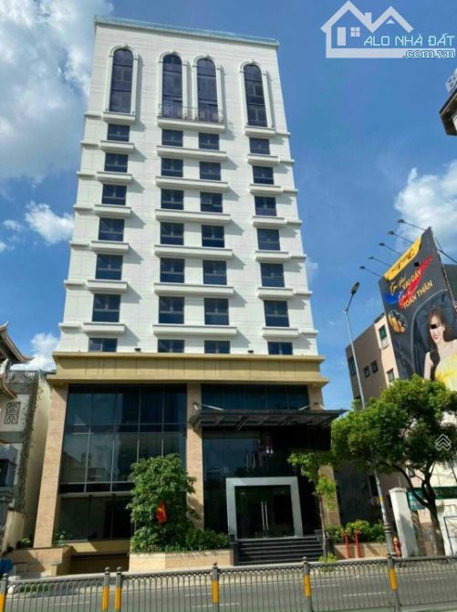 Bán tòa nhà Hai Bà Trưng Quận 1 - DT 700m2. DTSD: 3900m2 - Kết cấu: 1 hầm + 10 tầng