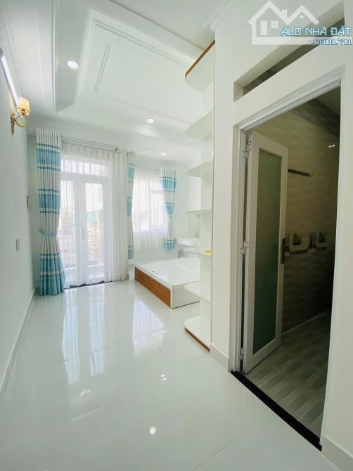 Nhà Đẹp 3 tầng , 4pn, 5wc giá tốt, gần chợ ,trường học,siêu thị,cách PMH 5phut