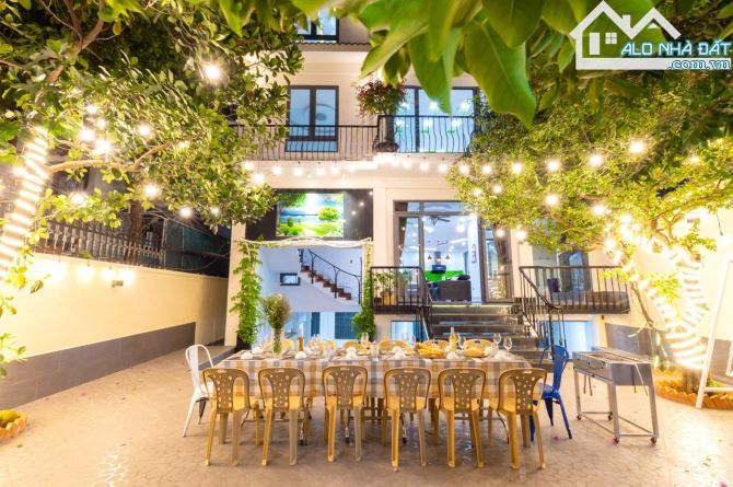 Cần tiền bán gấp biệt thự 3 tầng hồ bơi mới xây tâm huyết góc 2 mặt tiền bãi trước VT