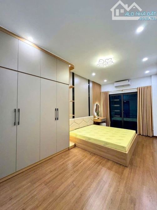 Bán nhà Tốn Đức Thắng 32m2, gần phố, nội thất đỉnh cao, đẹp long lanh, 2 thoáng, KD - 5