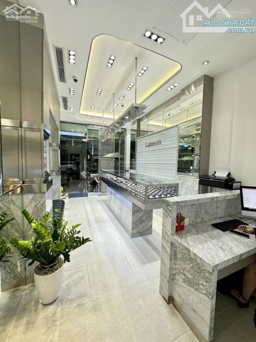 Cho thuê nhà mặt tiền Đường Võ Văn Tần, Phường 5, Quận 3. DT: 8x20m. Trệt 2 Lầu. DTSD: 480