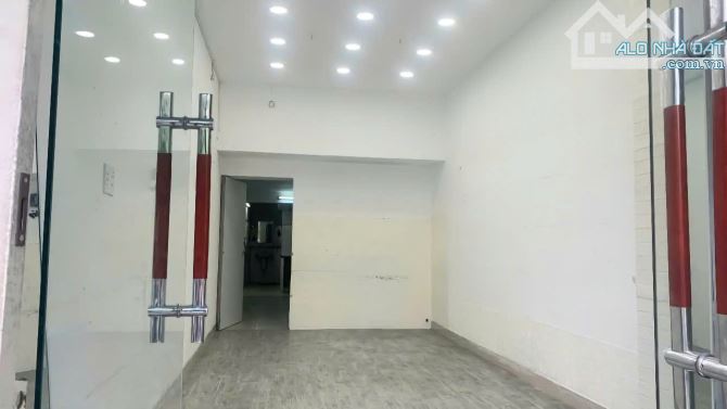 Cho thuê nhà 2 tầng MT đường VÕ VĂN TẦN, gần siêu thị Aeon Mall