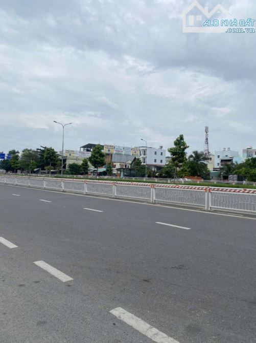 Mặt Tiền Đường Nguyễn Văn Linh 140m2 ngang 6m 2MT được xây 7 tầng.