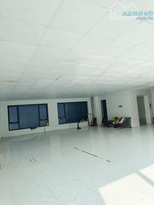 Cho thuê mặt bằng làm văn phòng tại mặt phố Hồng Tiến-Long Biên diện tích 120m² giá chỉ 11