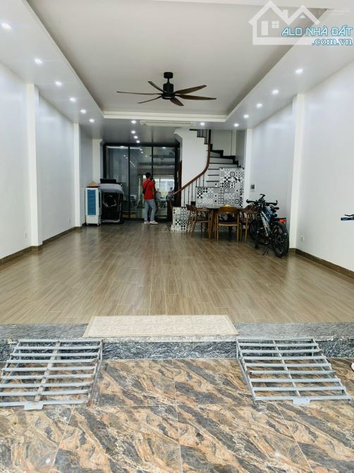 Cho thuê nhà ngã tư Tố Hữu, Vạn Phúc, Hà Đông 50m2*7 tầng Thông sàn, thang máy 22 triệu/th - 1