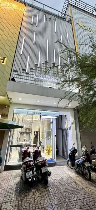 Cho thuê nhà mặt tiền Đường Võ Văn Tần, Phường 5, Quận 3. DT: 8x20m. Trệt 2 Lầu. DTSD: 480 - 1