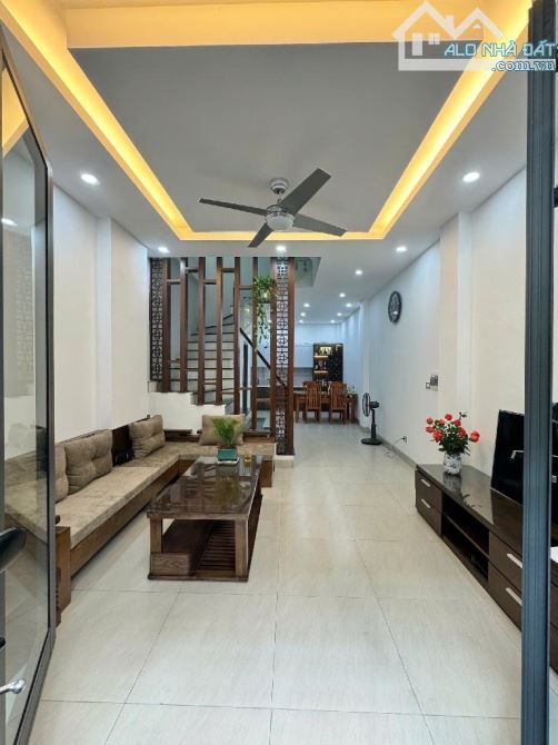 NGUYỄN VĂN CỪ PHỐ VIP DT 47M2 , Ô TÔ THÔNG , GARA Ô TÔ , GIÁ CHỈ 10.2 TỶ CHỐT NHANH ĐI Ạ - 2