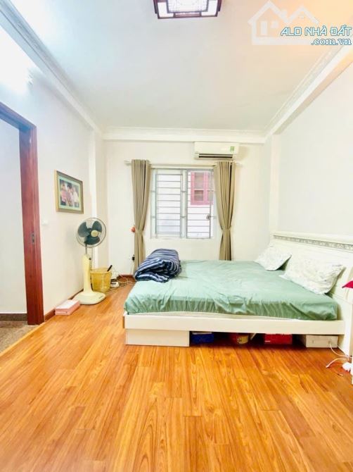 Khu vực trung tâm quận Đống Đa - cách ô tô 50 m hồ ba mẫu - thửa đất vuông đẹp mặt tiền rộ - 2