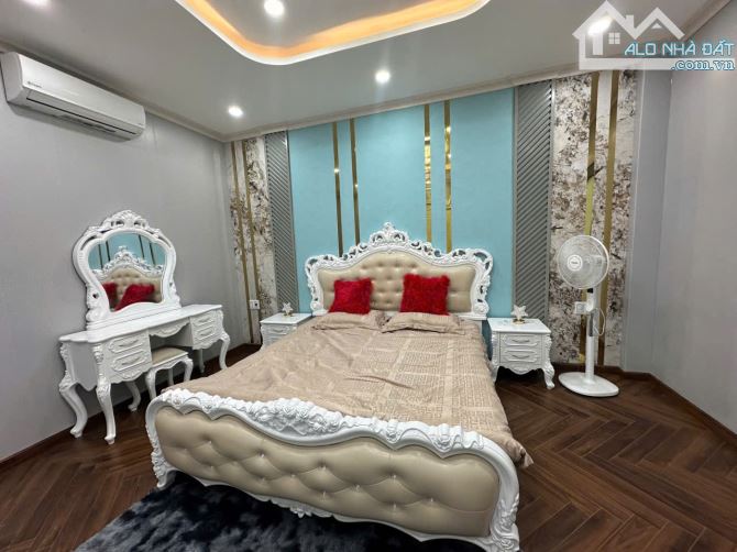 Bán nhà 3 tầng Bàu Tràm 3, nhà mới 100% Full nội thất xịn, dt đất: 74,2m2, đường 5,5m, gần - 3