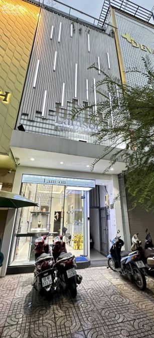 Cho thuê nhà mặt tiền Đường Võ Văn Tần, Phường 5, Quận 3. DT: 8x20m. Trệt 2 Lầu. DTSD: 480 - 3