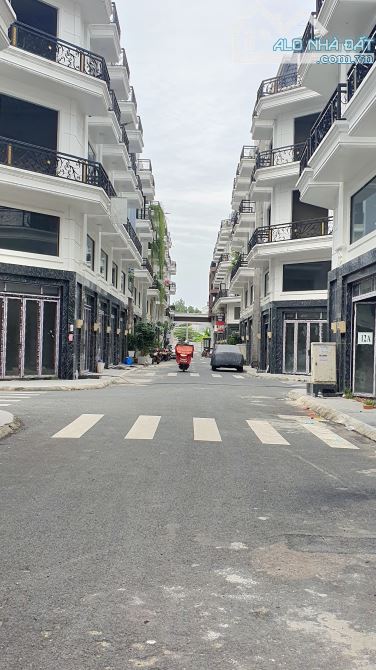Bán gấp nhà 100 m2, ngang 5m x 20 m, thạnh xuân quận 12, chỉ 3.2 tỷ