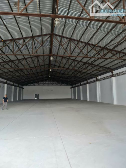 Cho thuê kho xưởng chuẩn đẹp 1.000m2 mặt tiền đường Phạm Văn Sáng, Hóc Môn.