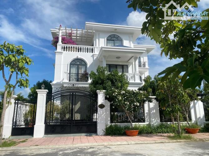 Bán căn biệt thự view Sông Tắc Nha Trang 360m2