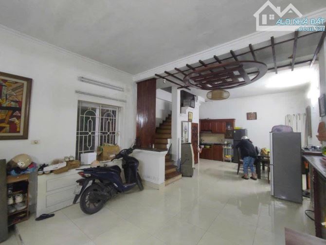 Bán Nhà Hoàng Hoa Thám - 61m² - Hơn 8 Tỷ - Mặt Tiền 5,1m - Ngõ Nông, Nhà Dân Xây