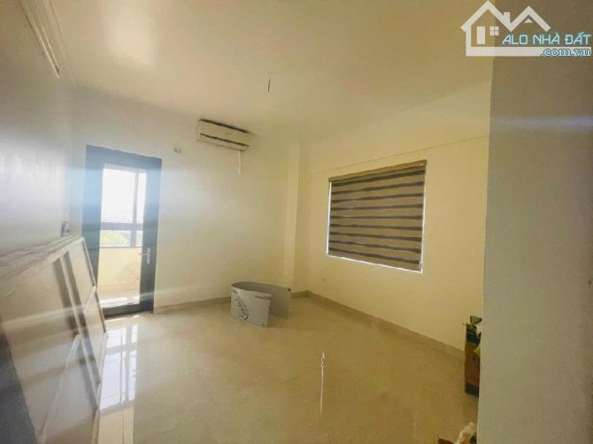 Căn hộ chung cư Hoàng Quốc Việt, Ô TÔ, Thang máy, View phố Hoàng Quốc Việt,dt 105m