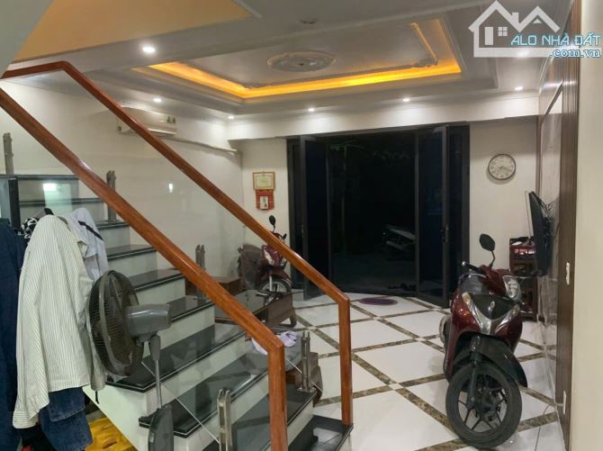 Bán nhà  3 tầng Mỹ Thịnh, Đồng Hòa, Kiến An.  3 tầng gần 50m2 giá 2,3 tỷ . Ô tô đỗ cửa ngà