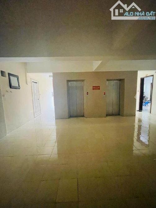 Căn hộ chung cư Hoàng Quốc Việt, Ô TÔ, Thang máy, View phố Hoàng Quốc Việt,dt 105m - 1