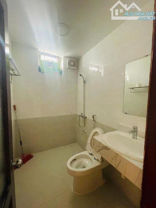 Căn hộ chung cư Hoàng Quốc Việt, Ô TÔ, Thang máy, View phố Hoàng Quốc Việt,dt 105m - 2