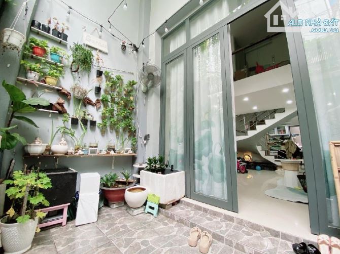 NHÀ MỚI ĐẸP - NGAY VẠN HẠNH MALL - 3 THÁNG 2 - Q.10 - 50M² - 3 TẦNG - MT 4M - NHỈNH 9 TỶ - 2