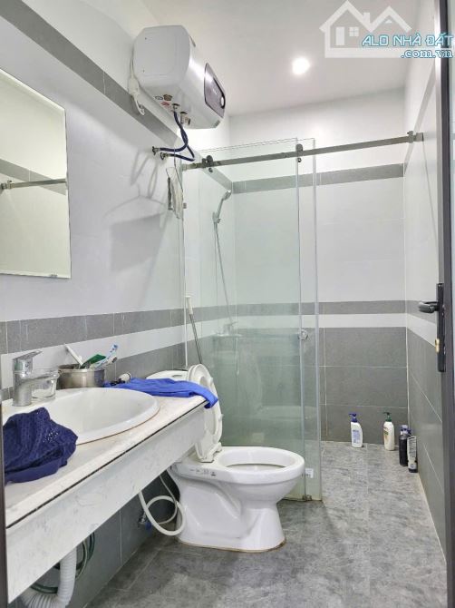 Bán nhà  3 tầng Mỹ Thịnh, Đồng Hòa, Kiến An.  3 tầng gần 50m2 giá 2,3 tỷ . Ô tô đỗ cửa ngà - 7