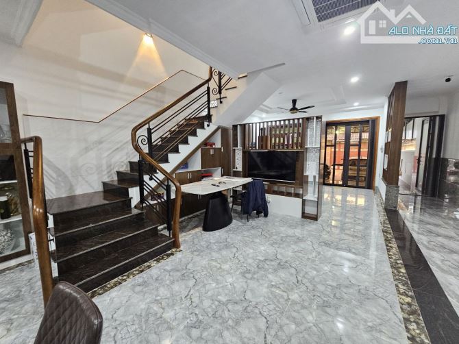 Bán Nhà 1 Trệt 1 Lầu Mặt Tiền Đường Trần Nguyên Đán 196M2 (6x32) - Giá: 14Tỷ - 8