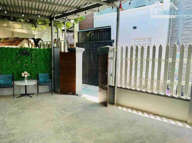 Nhà 2 Tầng Dt Khủng Kiệt Trần Cao Vân Dt 100m2 ngang 8M Chỉ Hơn 2 Tỷ