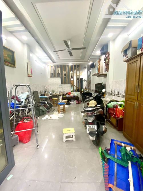 BÁN NHÀ QUẬN 12  NHÀ 3 TẦNG THIẾT KẾ SANG TRỌNG - Ngang 4m dài 15m HẺM 10M 2 CHIẾC XE HƠI